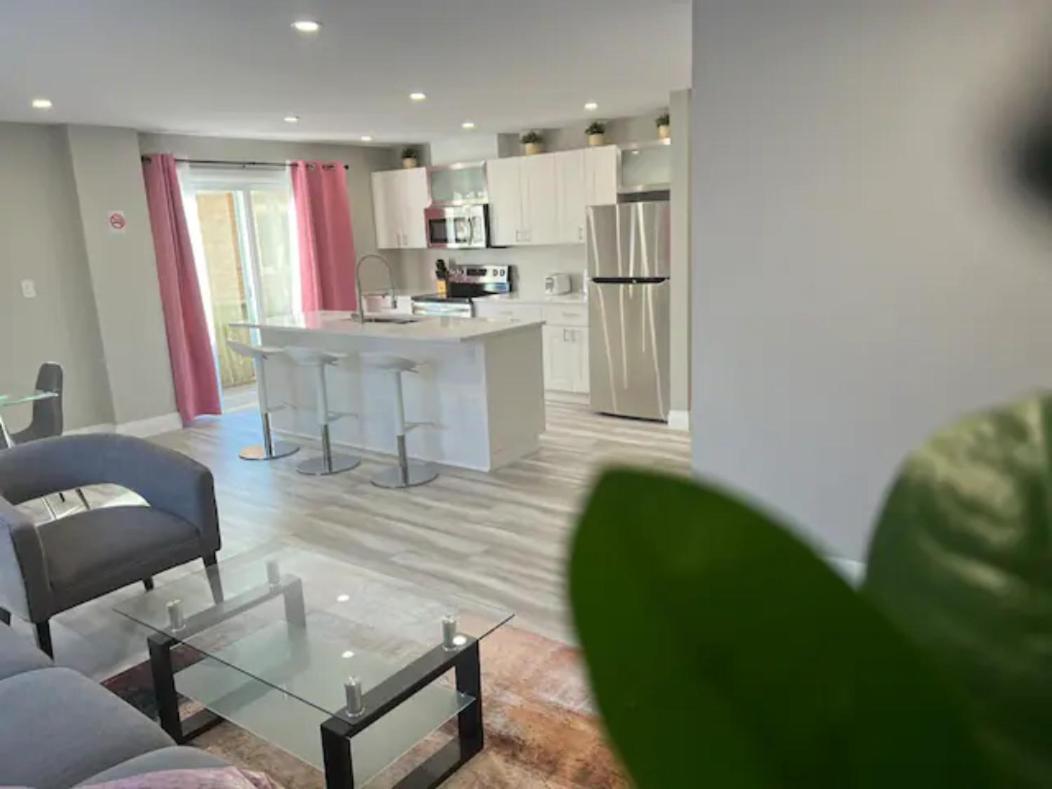 Entire 2 Bedroom Apartment Downtown - U2 키치너 외부 사진